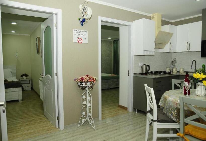 اتاق استاندارد سه نفره, Erik's Guest House