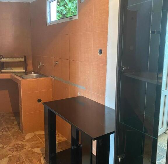 标准三人间, Badu Guest House