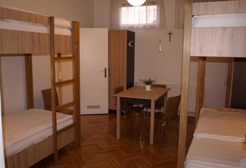 Четырехместный Номер Стандарт, Ciszterci Szállás Pécs