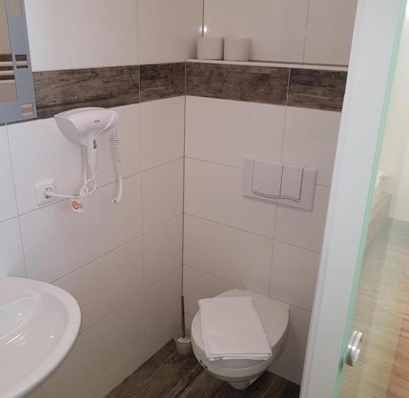 غرفة قياسية ثلاثية, Pension Central Semmering