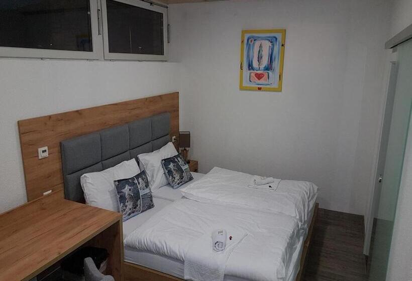 غرفة قياسية ثلاثية, Pension Central Semmering
