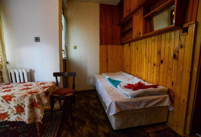 Quarto Triplo Estandar, Topuzovi Guest House