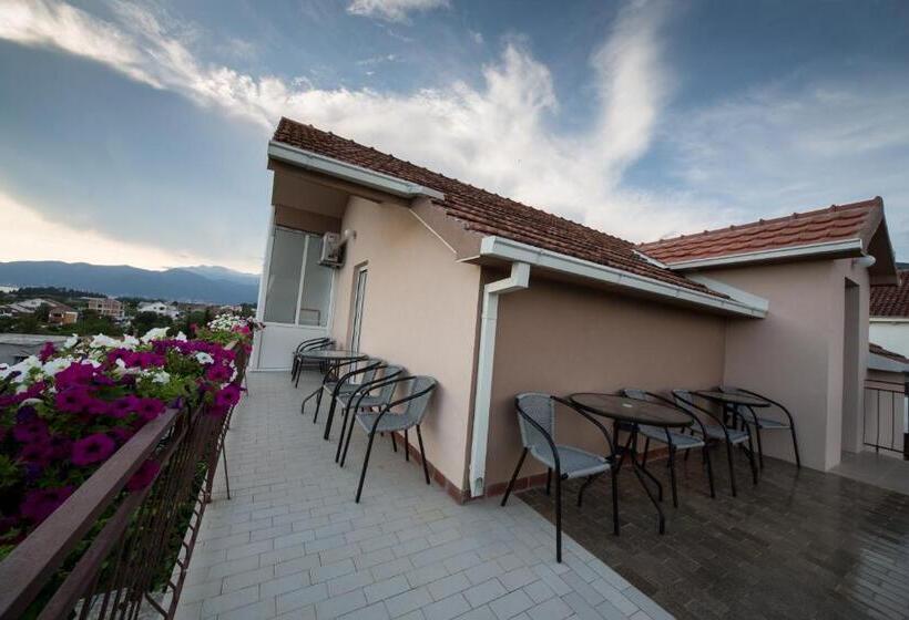 استودیوی استاندارد, Apartments Pavićević