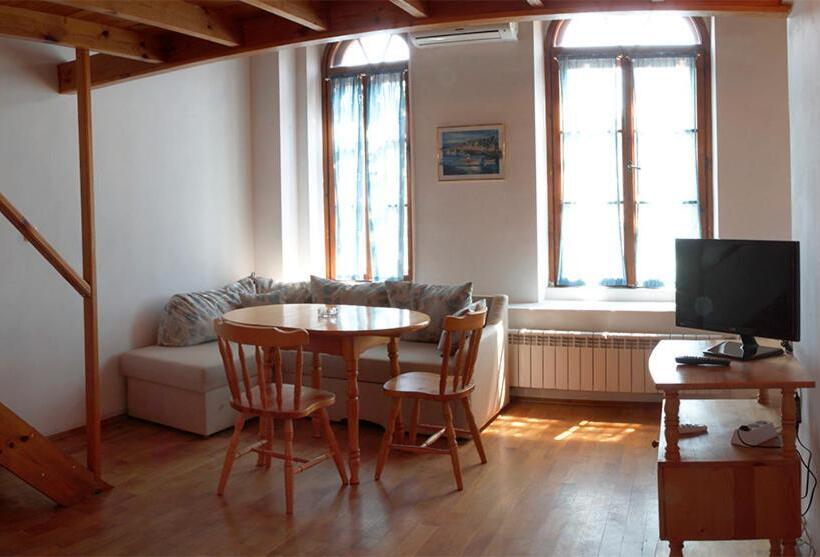 استودیوی استاندارد, Citadel Guest House