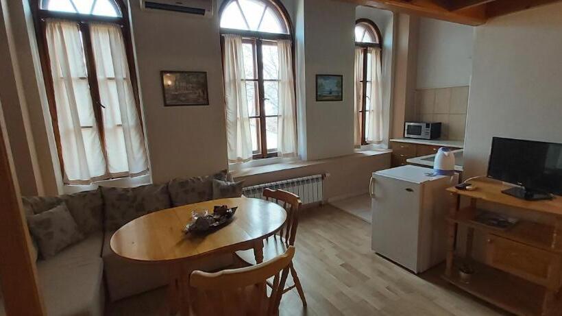 استودیوی استاندارد, Citadel Guest House