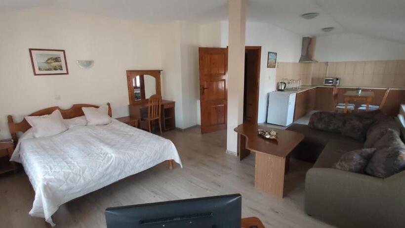 استودیوی استاندارد, Citadel Guest House