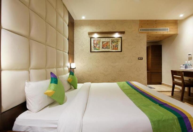 اتاق لوکس, Treebo Punjabi Nature Residency, Near Faridabad Railway Station