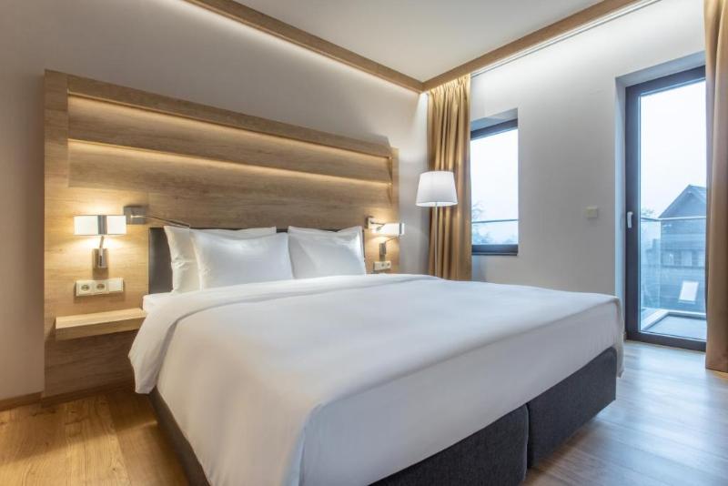 Полулюкс, Radisson Blu Hotel & Residences