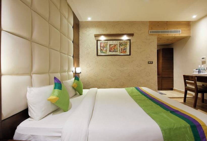 اتاق لوکس, Treebo Punjabi Nature Residency, Near Faridabad Railway Station