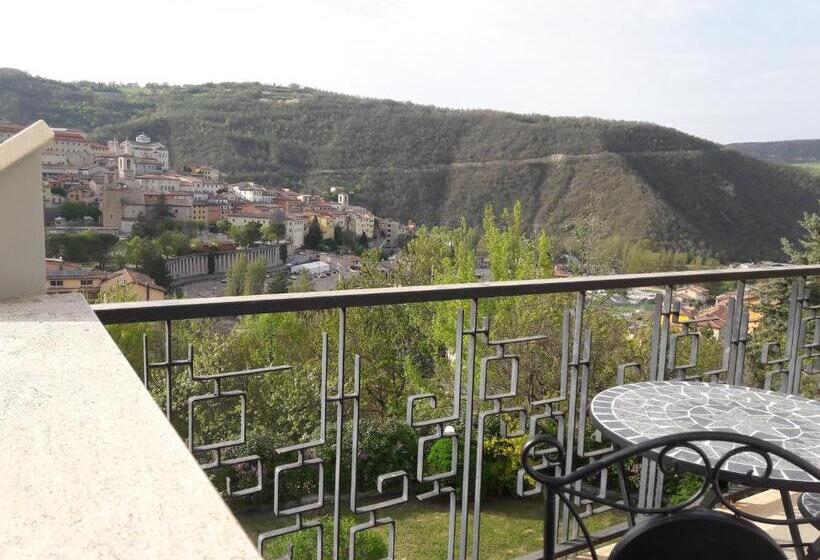 Quarto Triplo Estandar com Sacada, Villa Stella