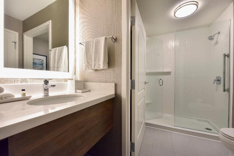 Люкс Кровать Кинг, Staybridge Suites Waterloo  St. Jacobs Area