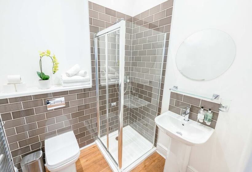 استودیوی استاندارد, Edinburgh Castle Apartments