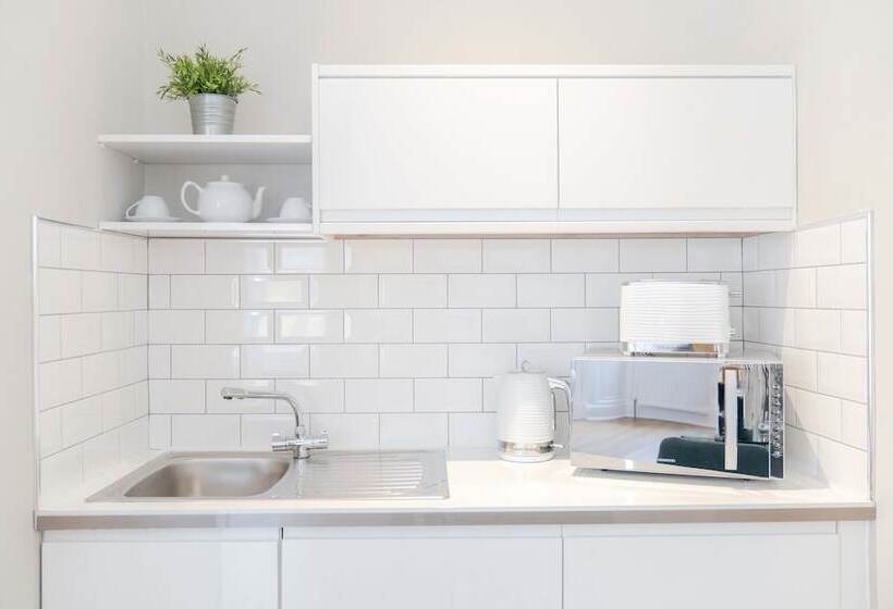 استودیوی استاندارد, Edinburgh Castle Apartments