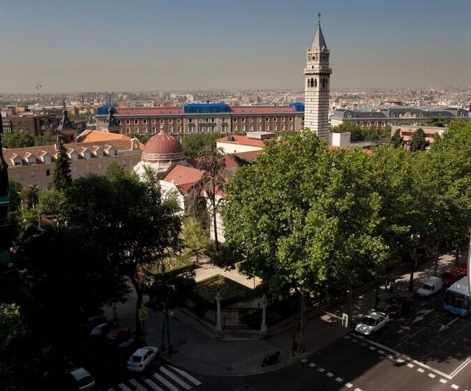 اتاق استاندارد سه نفره, Agumar