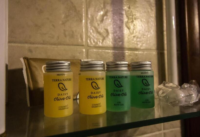 اتاق استاندارد سه نفره, Hostal Goya Suites