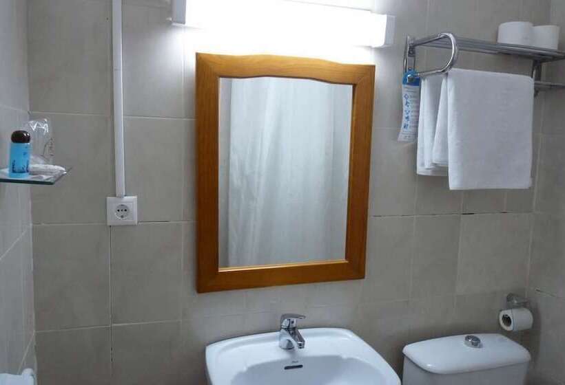 اتاق استاندارد سه نفره, Hostal Sierpes