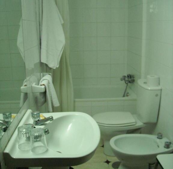 اتاق استاندارد سه نفره, Hostal Residencia Avenida