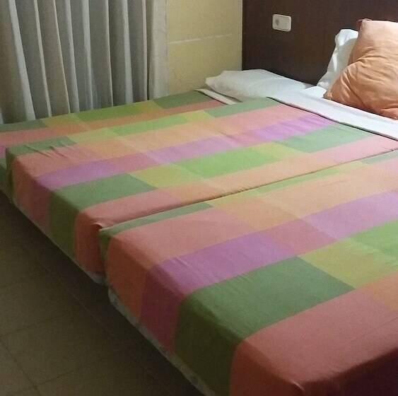 Номер Стандарт Трехместный, Hostal Les Collades