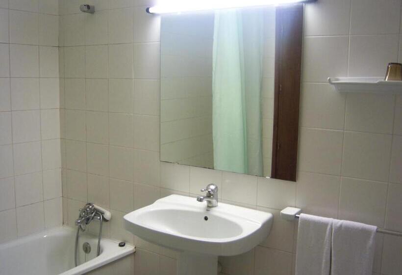 Четырехместный Номер Стандарт, Hostal Les Collades