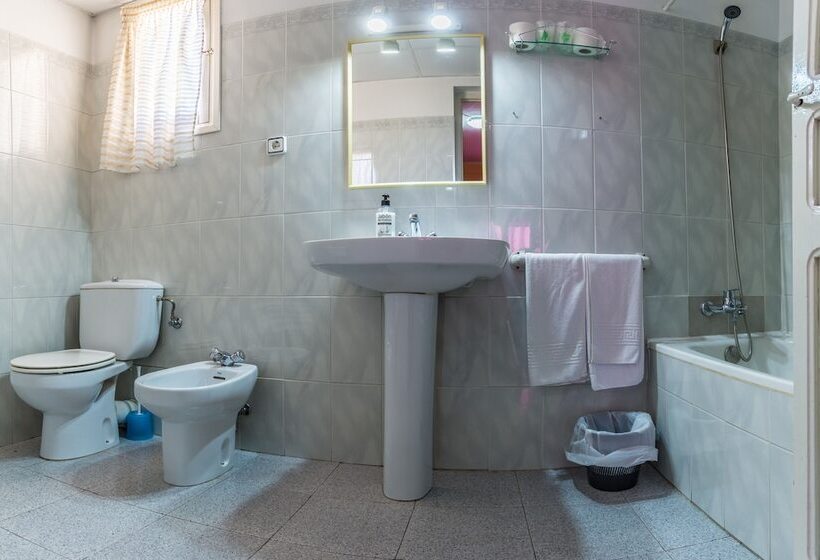 Четырехместный Номер Стандарт, Hostal Urgell
