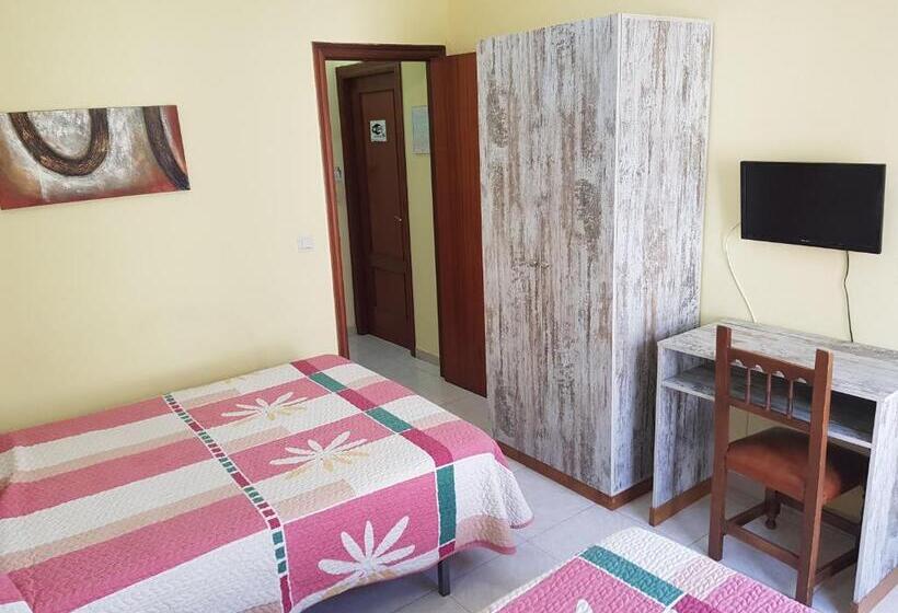 ベーシックトリプルルーム, Hostal Virgen Del Rocío