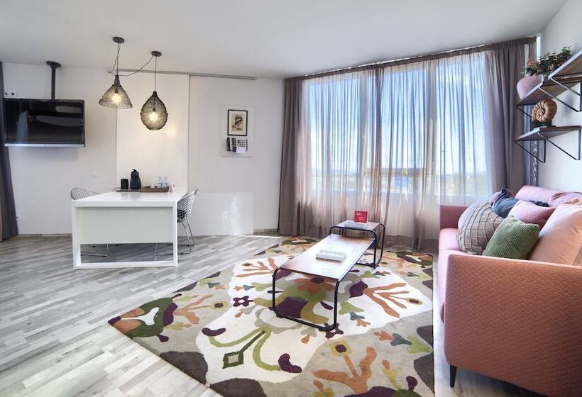 Люкс, Luze El Villa