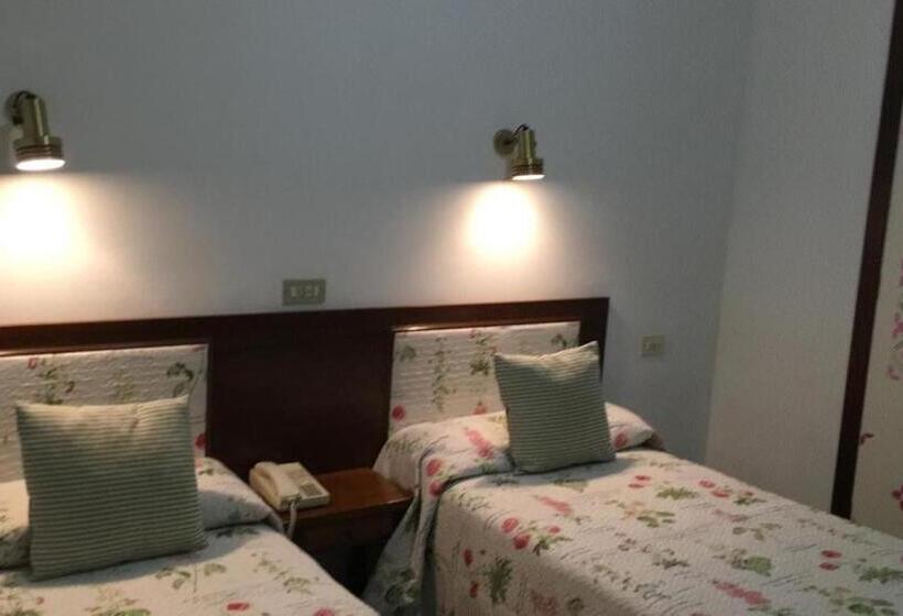 Номер Стандарт, Hostal Pirineos