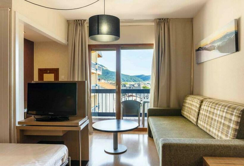 اتاق استاندارد سه نفره, Oroel Hotel & Spa