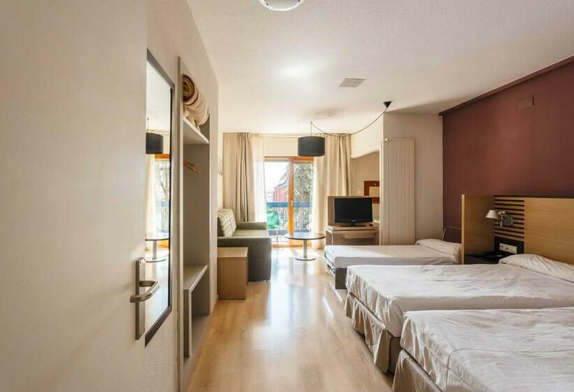 اتاق استاندارد سه نفره, Oroel Hotel & Spa