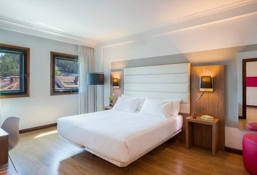 Полулюкс, Santiago Plaza Affiliated By Meliá