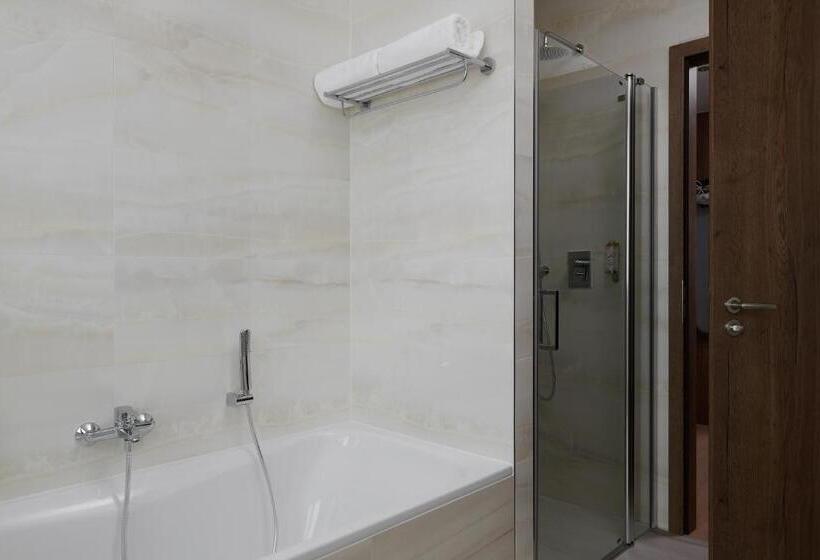 Номер Executive, Passage