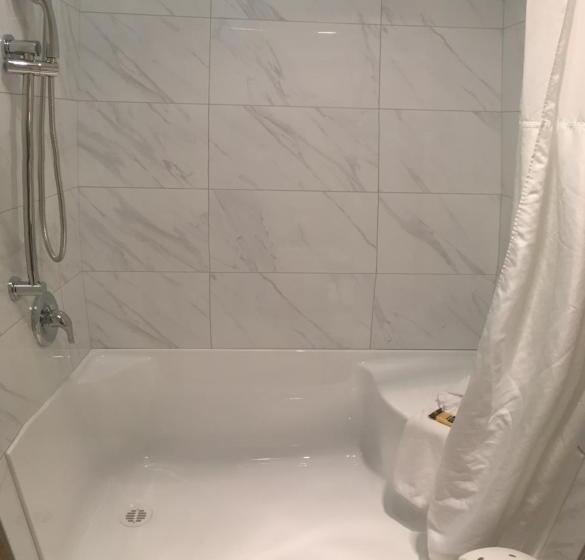 适合残疾人士使用的带超级大床的标准间, Best Western Plus Langley Inn