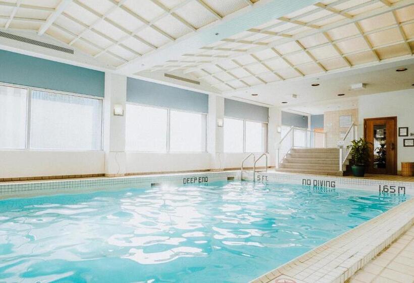 キングサイズベッドのスタンダードルーム, Fairmont Winnipeg