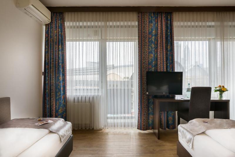 اتاق استاندارد سه نفره, Continental Frankfurt
