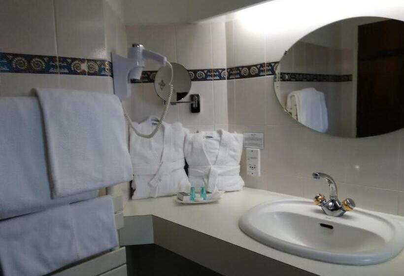 Полулюкс, Auberge Des Pins   Teritoria