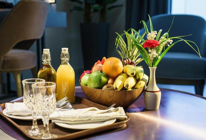 Suite Real, Holiday International