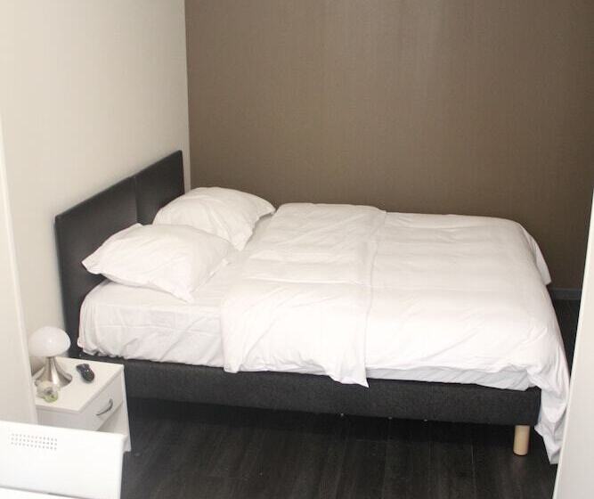 Номер Стандарт Трехместный, Hôtel De La Boëtie