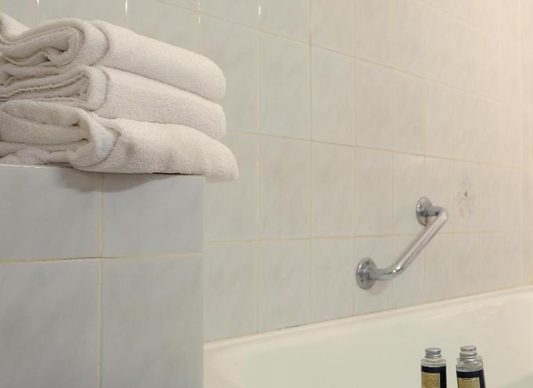 اتاق راحتی سه تخته, Hôtel Les Mimosas