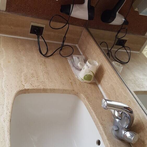 اتاق استاندارد سه نفره, Hôtel Média