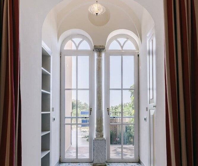 اتاق لوکس با چشم‌انداز دریا, Villa Maria