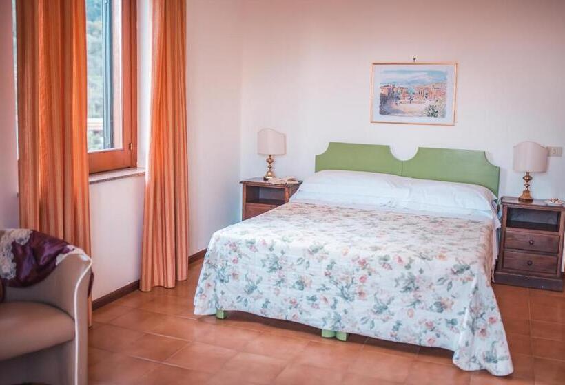 Семейный Номер Вид на Сад, Villa Sirina