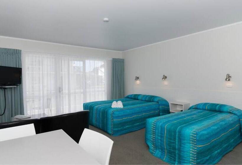 Студия Deluxe, Averill Court Motel