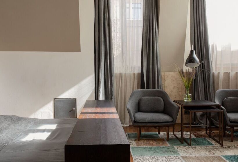 Quarto Deluxe, Monopol