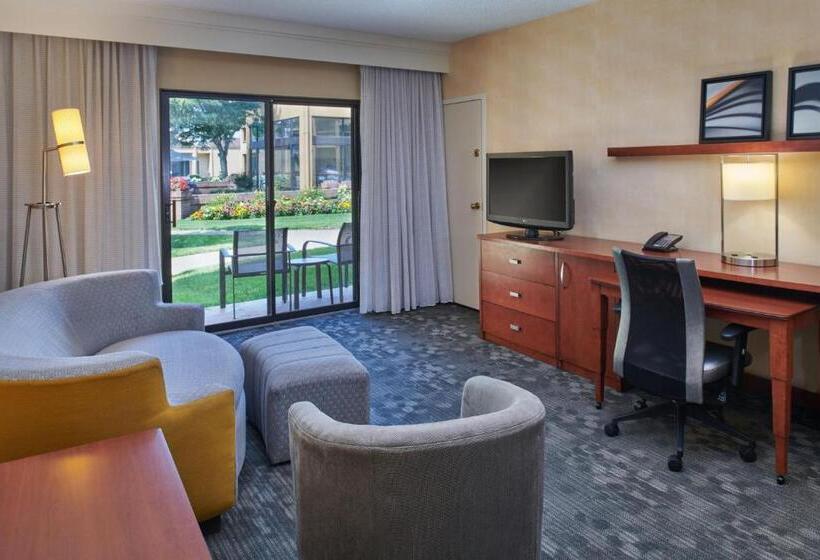 Люкс Кровать Кинг, Courtyard Detroit Dearborn