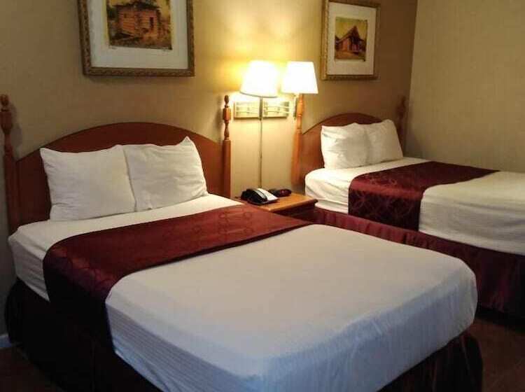 带2个双人床的标准工作室, Knights Inn San Antonio Near Frost Bank Center