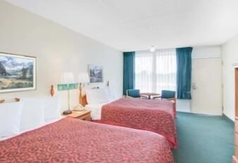 Номер Стандарт 2 Двуспальные Кровати, Days Inn By Wyndham Newport