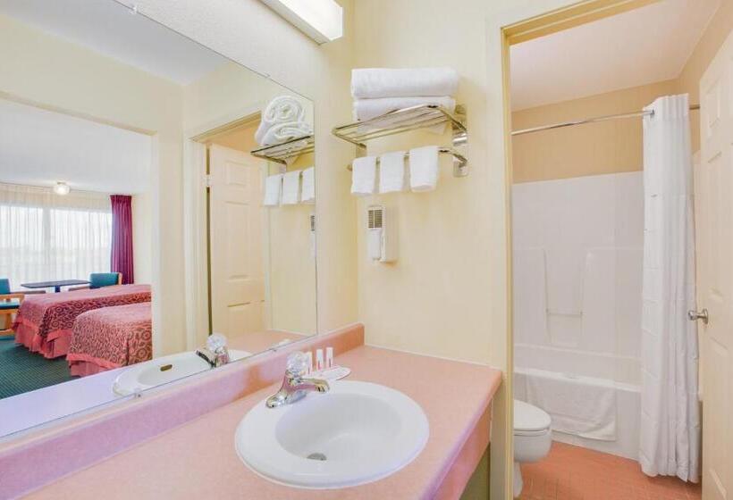 Номер Стандарт 2 Двуспальные Кровати, Days Inn By Wyndham Newport