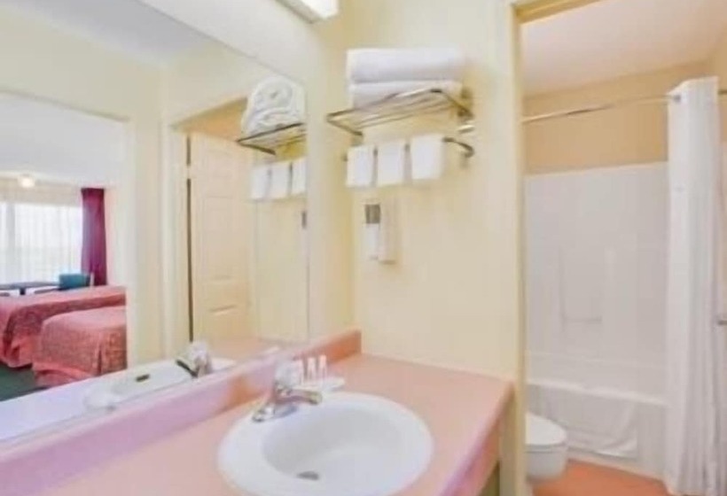 Номер Стандарт 2 Двуспальные Кровати, Days Inn By Wyndham Newport