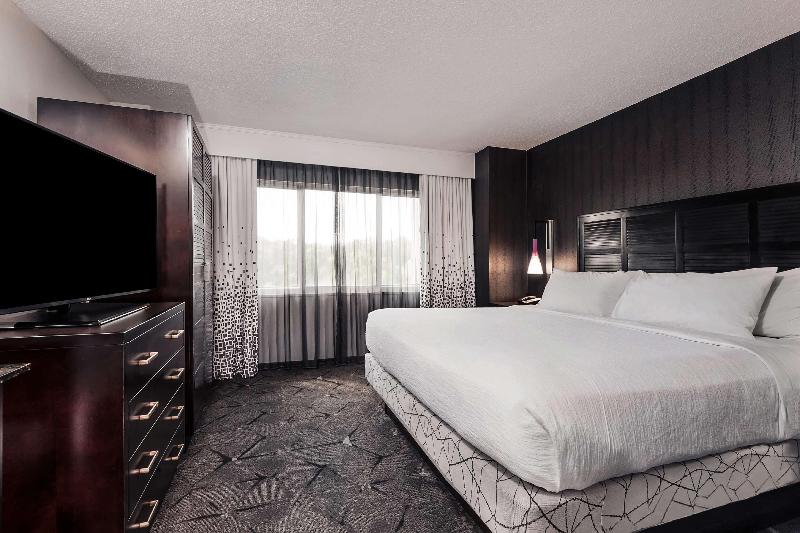 מיטת קינג בסוויטה, Embassy Suites By Hilton Raleigh Crabtree