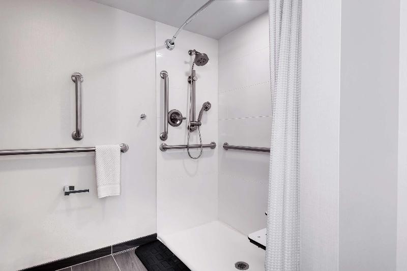 מיטת קינג בסוויטה, Embassy Suites By Hilton Raleigh Crabtree